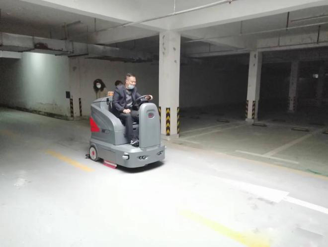 武清小区物业保洁不用人力改用驾驶式洗地机了